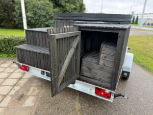 Stiklašķiedras kubls uz piekabes ar masāžas sistēmām