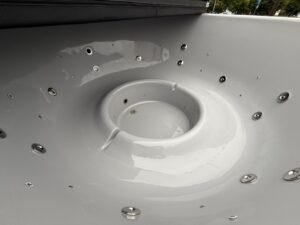 Lielās koka kāpnes ar mantu glabātuvi kublam uz piekabes