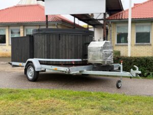 Stiklašķiedras kubls uz piekabes ar ārējo krāsni – kopskats