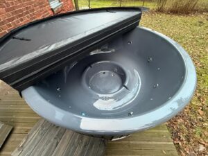 LED apgaismojums kublā vakara apstākļos