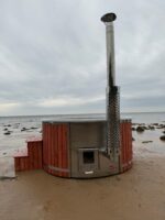 Stiklašķiedras kubls ar integrēto krāsni – skats no ārpuses