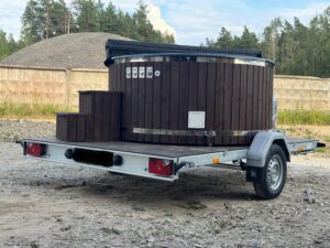 Stiklašķiedras kubls uz piekabes ar ārējo krāsni un LED apgaismojumu