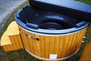 Tumši pelēks stiklašķiedras kubls ar spīdumiem – skats no ārpuses