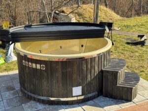 Hidromasāžas un gaisa masāžas sistēma stiklašķiedras kublā
