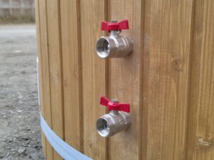 Ūdens filtrācijas izvadi ar lodveida krāniem stiklašķiedras kublam