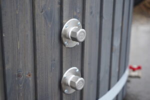 Ūdens filtrācijas izvadi ar korķiem stiklašķiedras kublam