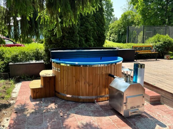 Stiklašķiedras kubls ar ārējo krāsni 200 cm dārzā