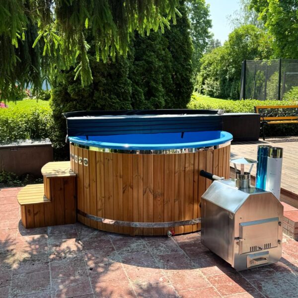Stiklašķiedras kubls ar ārējo krāsni 200 cm dārzā